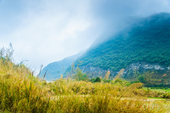 雾色山景风光