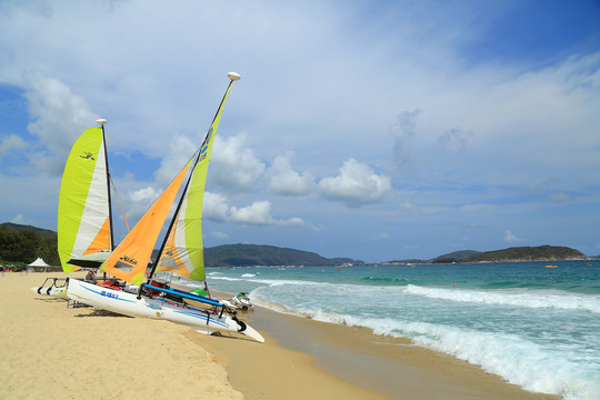 碧海蓝天沙滩帆船
