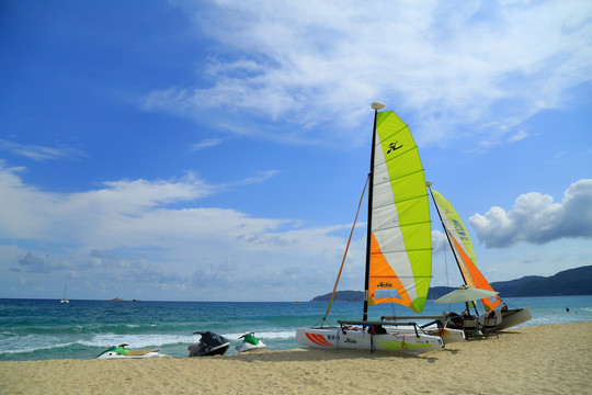 碧海蓝天沙滩帆船