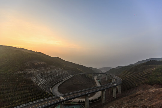 山西太原天龙山旅游公路网红桥