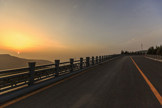山西太原天龙山旅游公路网红桥