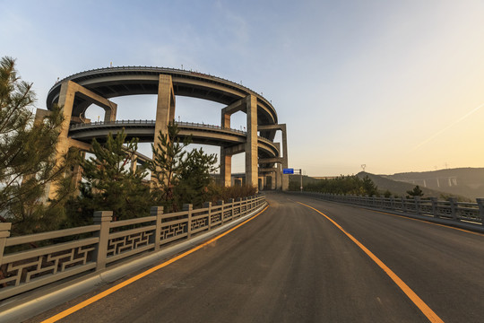 山西太原天龙山旅游公路网红桥