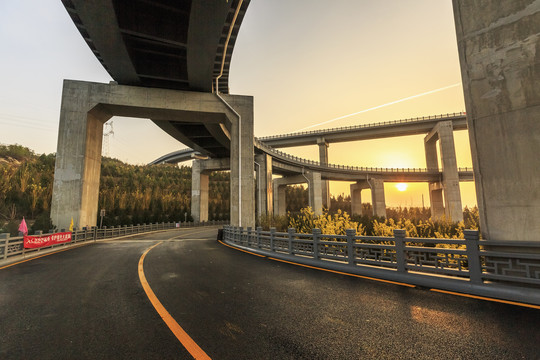 山西太原天龙山旅游公路网红桥