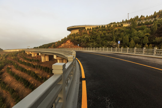 山西太原天龙山旅游公路网红桥