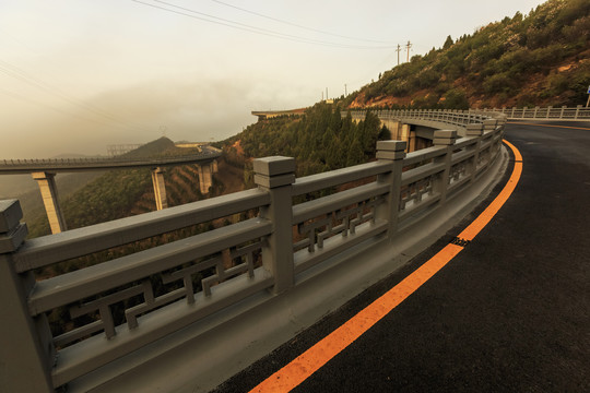 山西太原天龙山旅游公路网红桥