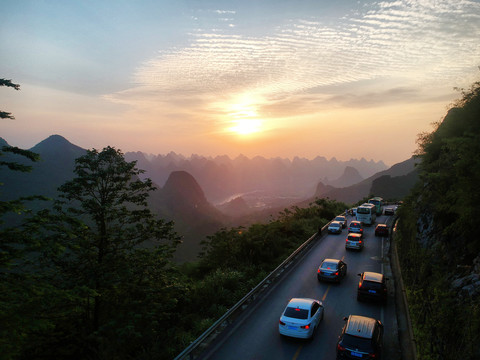 晚霞中的盘山公路