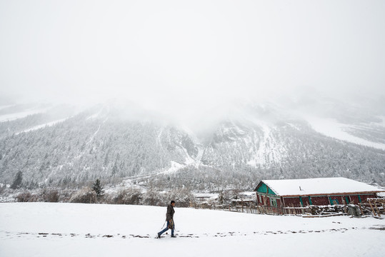 米堆冰川脚下的米堆村大雪之后