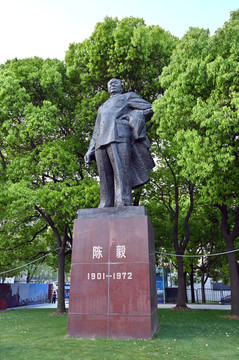 上海外滩的人物铜像