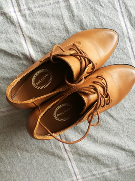 棕色皮鞋