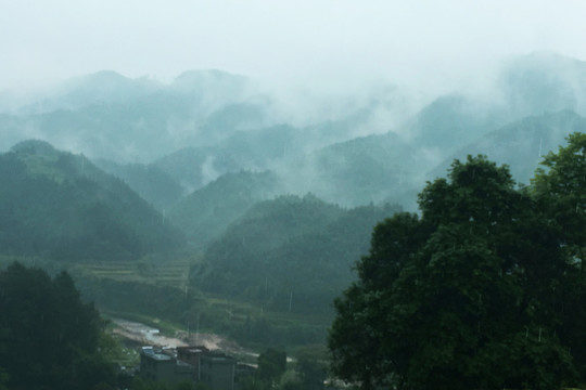 远山云雾水墨