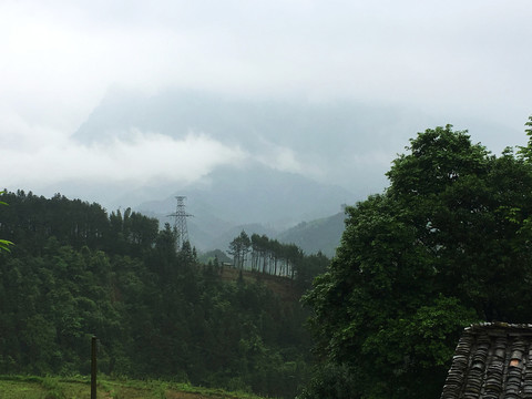 远山云雾水墨