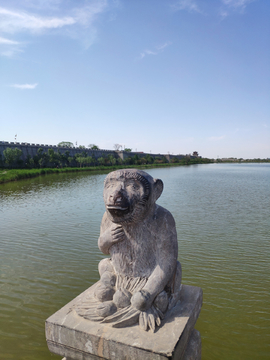 护城河上石雕猴子