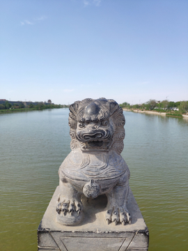 护城河上狮子石雕