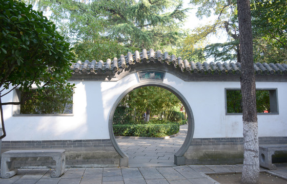 中式围墙月亮门