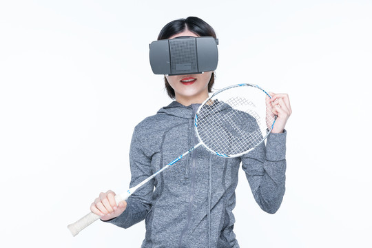 戴VR眼镜运动的女人
