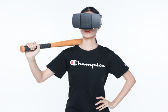 戴VR眼镜打棒球的女孩