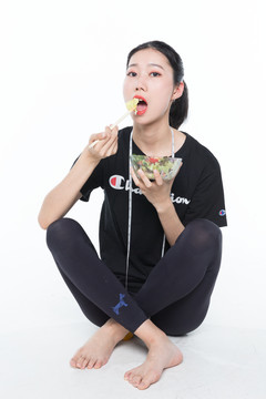 吃蔬菜沙拉的美女圖片
