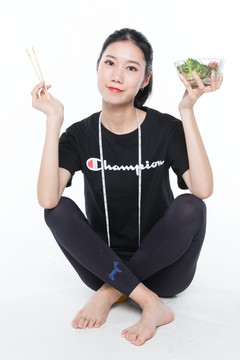 吃蔬菜沙拉的美女圖片