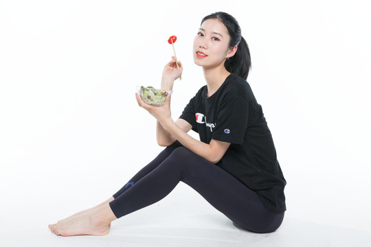 吃蔬菜沙拉的美女圖片
