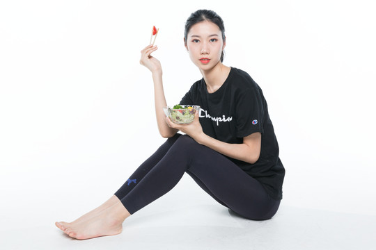 吃蔬菜沙拉的美女圖片