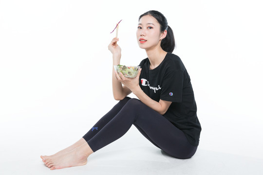 吃蔬菜沙拉的美女圖片