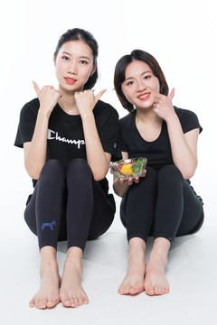 吃蔬菜沙拉的美女圖片