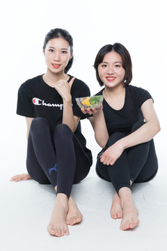 吃蔬菜沙拉的美女圖片