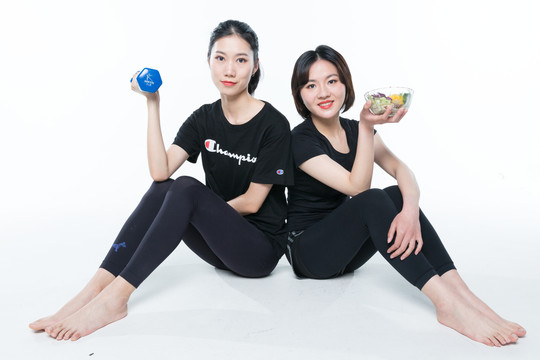 吃蔬菜沙拉的美女圖片