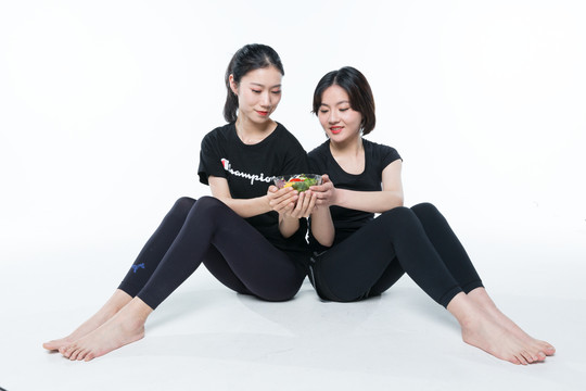 吃蔬菜沙拉的美女圖片