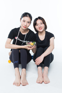 吃蔬菜沙拉的美女圖片