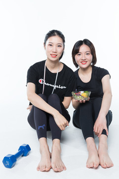 吃蔬菜沙拉的美女圖片