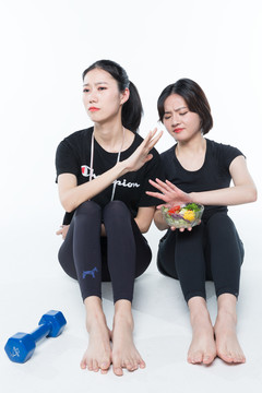 吃蔬菜沙拉的美女圖片