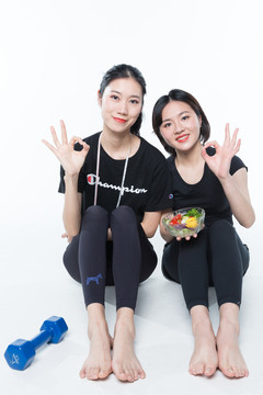 吃蔬菜沙拉的美女圖片