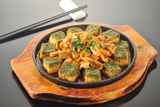 铁板菌菇酿豆腐