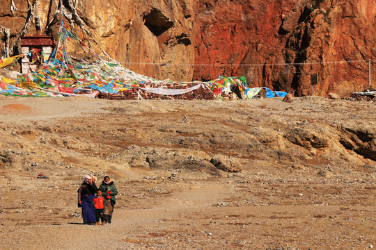 西藏拉萨藏族居民与自然山