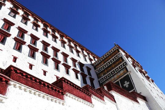 布达拉宫一角蓝天西藏拉萨