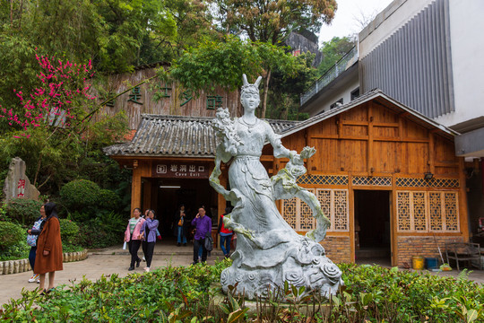 武鸣伊岭岩风景区岩洞出口雕塑