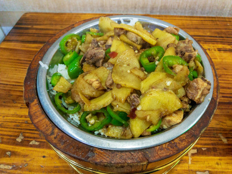 土豆烧鸡饭