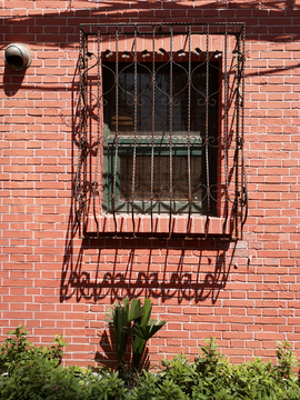 铁艺窗户与红砖墙