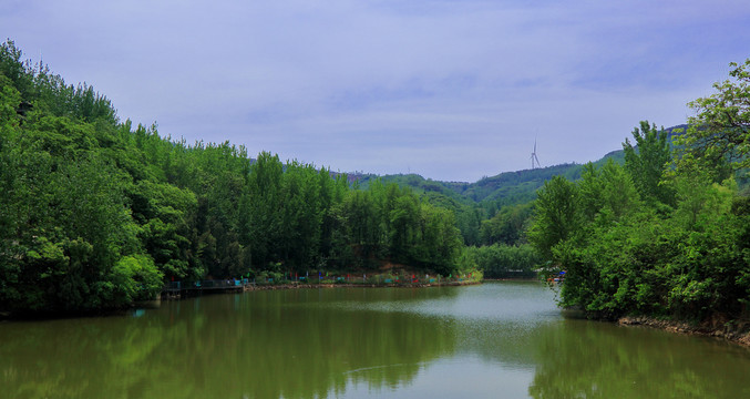 山间湖泊