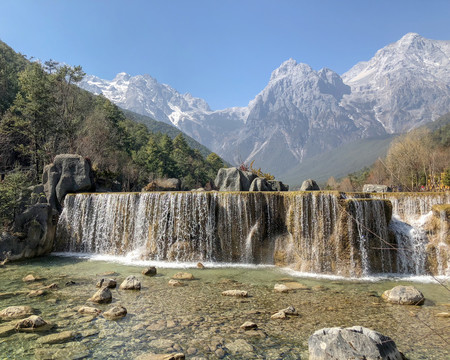 雪山湖水