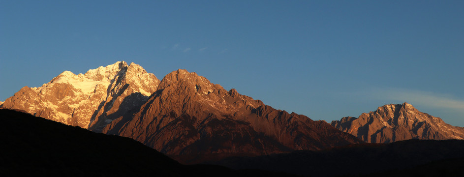 玉龙雪山积雪蓝天高山夕阳朝阳