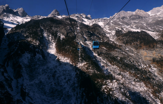 玉龙雪山积雪缆车栈道蓝天高山