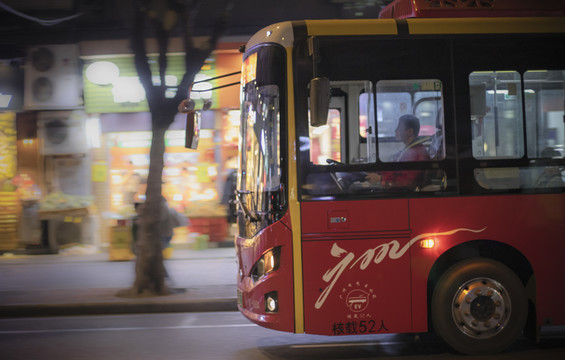 行駛中的公交車夜間