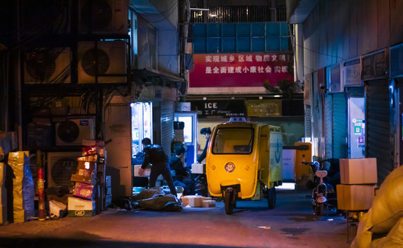 夜間忙碌的工人快遞快遞員