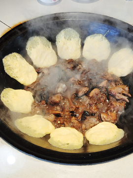 铁锅鸡焖饼东北菜