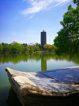 北京大学未名湖和博雅塔