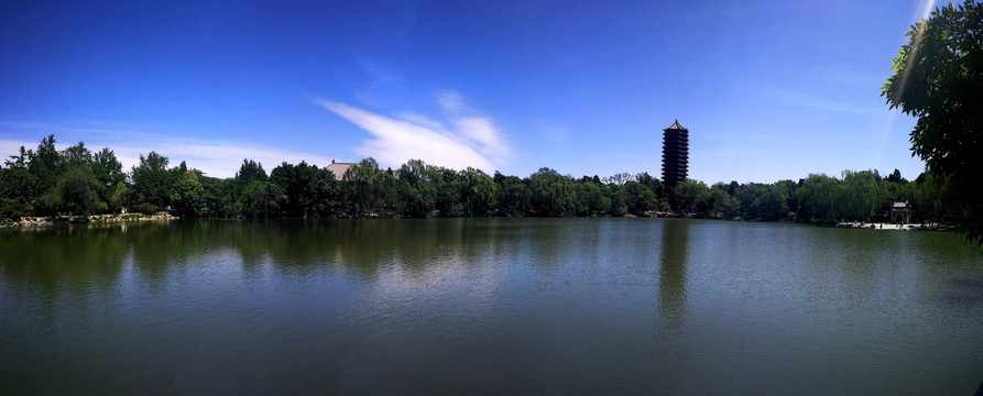 北大未名湖全景