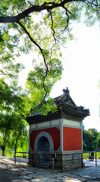 北京大学未名湖慈济寺门