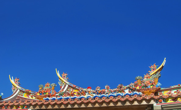 蓝天下的传统屋顶